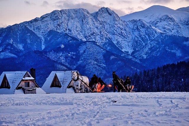 Kulig na polanie z widokiem na Tatry